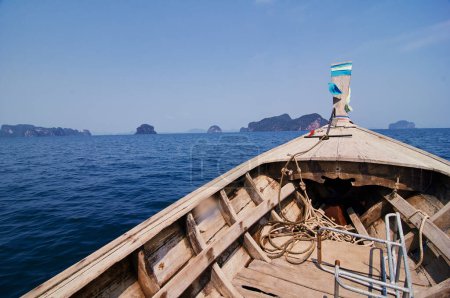 Téléchargez les photos : Voyage en Thaïlande. Arc de bateau traditionnel thaï à queue longue en bois naviguant sur la mer. - en image libre de droit