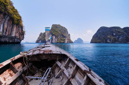 Téléchargez les photos : Voyage en Thaïlande. Arc de bateau traditionnel thaï à queue longue en bois naviguant sur la mer. - en image libre de droit