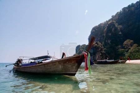 Foto de Viajar por Tailandia. Paisaje con pesca de cola larga tradicional y barco de los turistas en la playa del mar. - Imagen libre de derechos