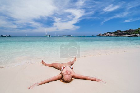 Téléchargez les photos : Vacances au bord de la mer. Jeune femme se relaxant sur la belle plage de sable blanc tropical. - en image libre de droit