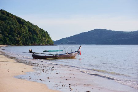 Téléchargez les photos : Voyage en Thaïlande. Paysage avec pêche traditionnelle à la palangre et bateau de tourisme sur la plage de la mer. - en image libre de droit