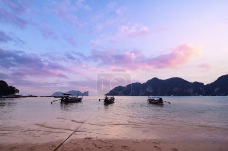Téléchargez les photos : Beau paysage avec des bateaux traditionnels à queue longue, rochers, falaises, plage de sable tropical à marée basse. Voyager en Thaïlande. - en image libre de droit