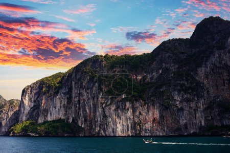 Téléchargez les photos : Vacances sur l'île. Beau paysage avec mer, bateau et rochers. - en image libre de droit