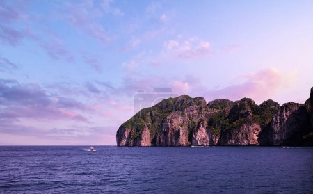 Téléchargez les photos : Beau paysage avec rochers, falaises, plage tropicale. Phi Phi, Thaïlande. - en image libre de droit