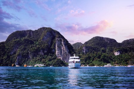 Téléchargez les photos : Beau paysage avec rochers, falaises, plage tropicale. Phi Phi Island, Thaïlande. - en image libre de droit