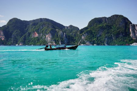 Téléchargez les photos : Vacances en Thaïlande, Phi Phi Island. Beau paysage avec mer, bateau et rochers. - en image libre de droit