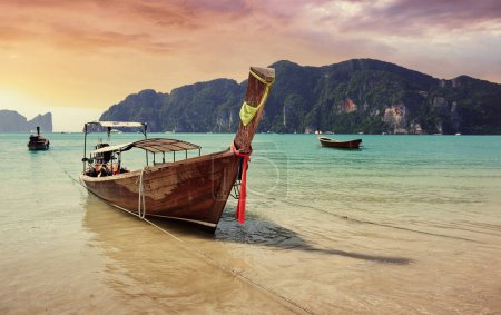 Foto de Hermoso paisaje con barcos de cola larga tradicionales, rocas, acantilados, playa de arena tropical. Viajar por Tailandia. - Imagen libre de derechos