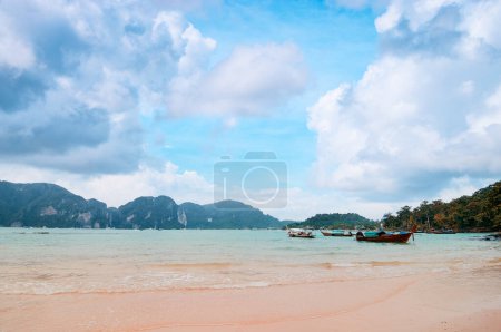 Téléchargez les photos : Voyage en Thaïlande. Paysage avec pêche traditionnelle à la palangre et bateau de tourisme sur la plage de la mer. - en image libre de droit