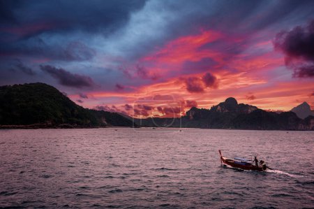 Foto de Hermoso paisaje con barcos de cola larga tradicionales, rocas, acantilados, playa tropical. Isla Phi Phi, Tailandia. - Imagen libre de derechos