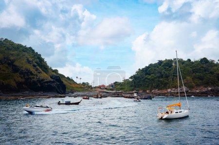 Téléchargez les photos : Beau paysage avec des bateaux traditionnels à queue longue, rochers, falaises, plage tropicale. Phi Phi Island, Thaïlande. - en image libre de droit