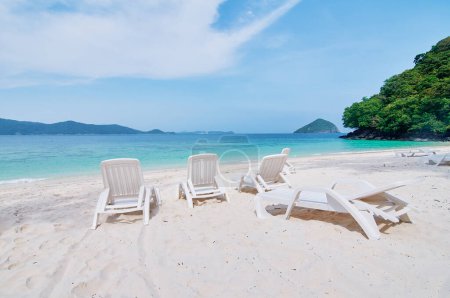 Téléchargez les photos : Concept de vacances. Voyager en Thaïlande. Plage de la mer tropicale avec chaises longues. - en image libre de droit