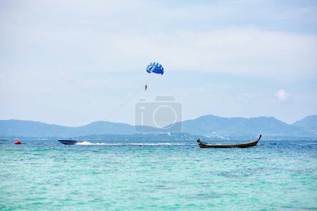 Foto de Vacaciones en Tailandia. Hermoso paisaje marino con bahía azul. - Imagen libre de derechos
