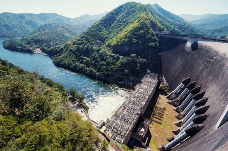 Foto de La energía eléctrica del agua. La presa de Bhumibol (anteriormente conocida como la presa Yanhi) en Tailandia. La presa está situada en el río Ping. - Imagen libre de derechos