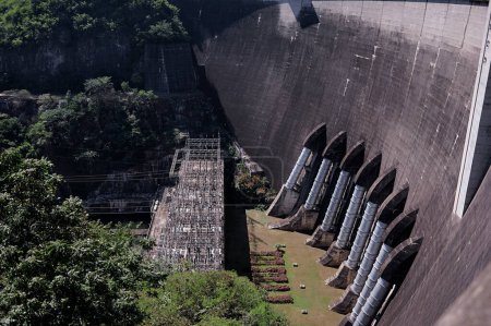 Téléchargez les photos : Le barrage. L'énergie électrique de l'eau. - en image libre de droit