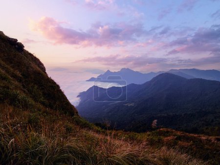 Téléchargez les photos : Beau paysage de montagnes. Lever de soleil sur Phu Chi Fa, Thaïlande du Nord. - en image libre de droit