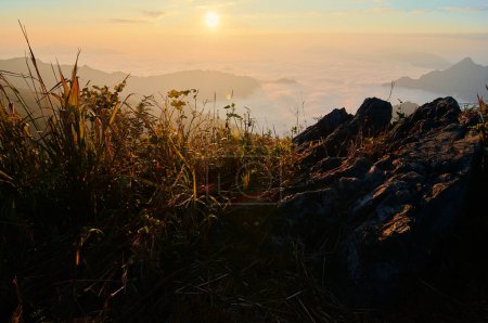 Beau paysage de montagnes. Lever de soleil sur Phu Chi Fa, Thaïlande du Nord.