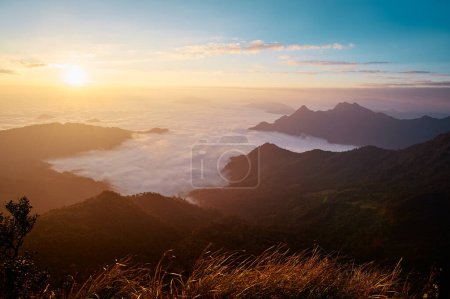 Schöne Berglandschaft. Sonnenaufgang auf Phu Chi Fa, Nordthailand.