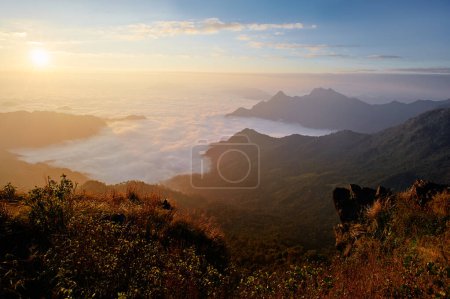 Schöne Berglandschaft. Sonnenaufgang auf Phu Chi Fa, Nordthailand.