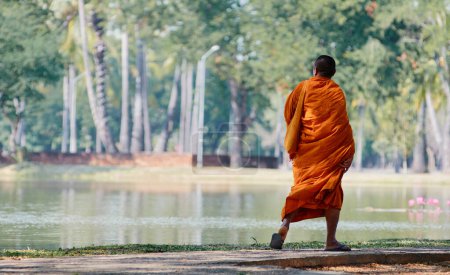 Téléchargez les photos : Vue arrière de la marche moine bouddhiste asiatique en Thaïlande - en image libre de droit