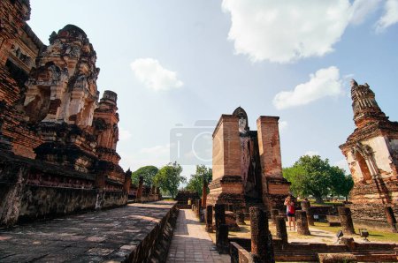 Téléchargez les photos : Temple bouddhiste dans le parc historique de Sukhothai, Thaïlande
. - en image libre de droit