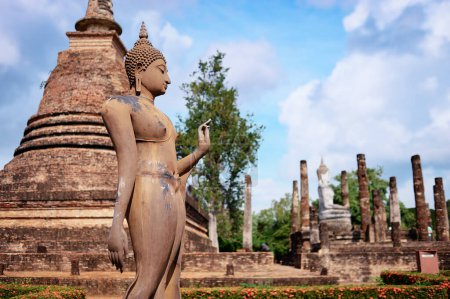 Téléchargez les photos : Temple bouddhiste dans le parc historique de Sukhothai, Thaïlande
. - en image libre de droit
