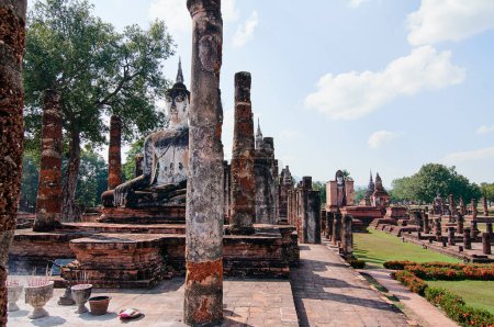 Téléchargez les photos : Sukhothai Wat Mahathat Statues de Bouddha à Wat Mahathat ancienne capitale de Sukhothai Thaïlande. Parc historique de Sukhothai est le patrimoine mondial de l'UNESCO - en image libre de droit