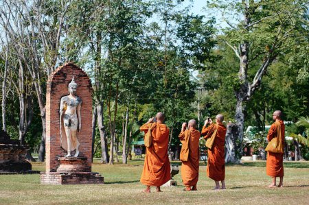 Foto de Monjes budistas en el Parque Nacional Sukhothai, Tailandia. - Imagen libre de derechos