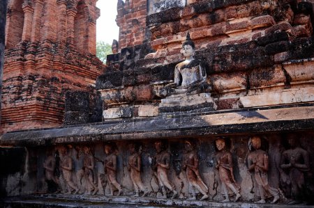 Foto de Antigua escultura de Buda en el templo tailandés - Imagen libre de derechos