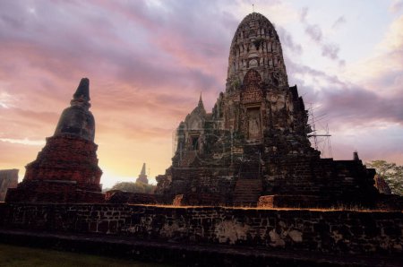 Téléchargez les photos : Pagode du Temple dans le parc historique d'Ayutthaya, Thaïlande. - en image libre de droit