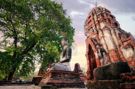 Foto de Estatua de Buda en el templo de Wat Mahathat, Ayutthaya, Tailandia
. - Imagen libre de derechos
