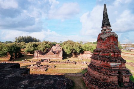 Téléchargez les photos : Pagode du Temple dans le parc historique d'Ayutthaya, Thaïlande. - en image libre de droit