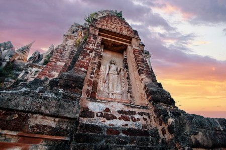 Téléchargez les photos : Temple bouddhiste dans le parc historique d'Ayutthaya, Thaïlande. - en image libre de droit