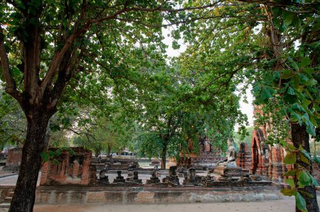 Foto de Templo budista en el parque histórico de Ayutthaya, Tailandia. - Imagen libre de derechos