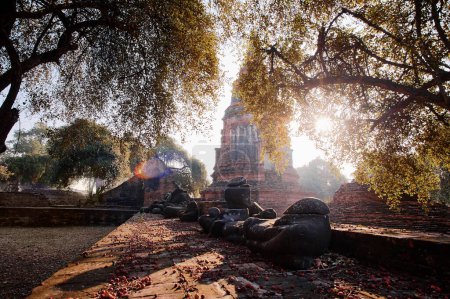 Téléchargez les photos : Temple bouddhiste dans le parc historique d'Ayutthaya, Thaïlande. - en image libre de droit