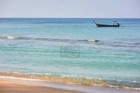 Téléchargez les photos : Voyage en Thaïlande. Plage de la mer avec bateau traditionnel à queue longue. - en image libre de droit