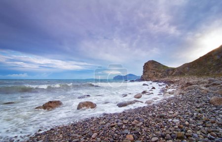 Téléchargez les photos : Vagues, rochers et coucher de soleil en Crimée - en image libre de droit