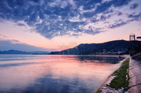 Téléchargez les photos : Beau paysage avec coucher de soleil promenade maritime. - en image libre de droit