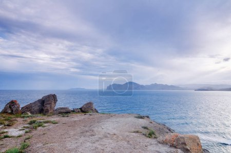 Téléchargez les photos : Crimée Bay, Ukraine. Paysage avec littoral rocheux. - en image libre de droit