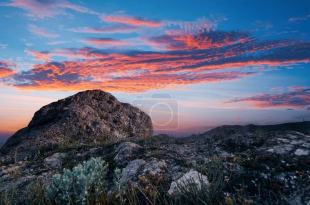 Téléchargez les photos : Beau paysage avec de gros rochers contre le coucher de soleil coloré. - en image libre de droit