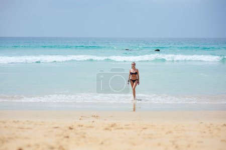 Foto de Vacaciones en el mar. Feliz joven en la playa de arena. - Imagen libre de derechos