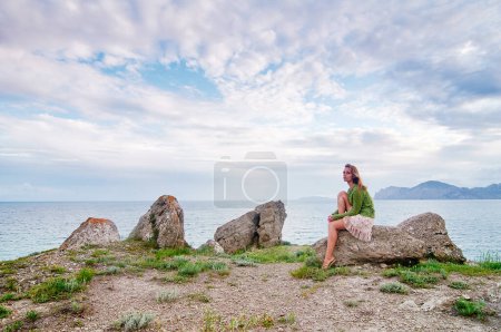 Foto de Mujer joven disfrutando de una vista al mar. - Imagen libre de derechos