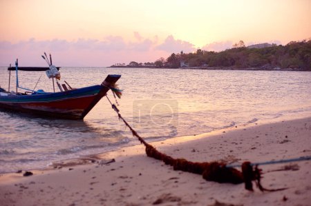 Téléchargez les photos : Beau coucher de soleil sur la plage de la mer avec bateau traditionnel thai longtail. - en image libre de droit
