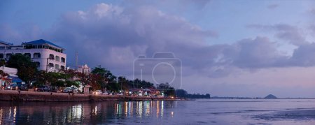 Foto de Hermoso paisaje al atardecer. Costa de Samui en el crepúsculo del día. - Imagen libre de derechos