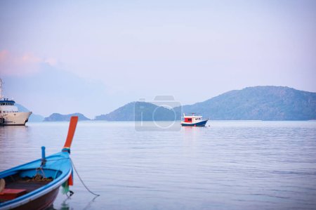Téléchargez les photos : Voyage en Thaïlande. Paysage avec bateau de pêche traditionnel à queue longue sur la plage de la mer. - en image libre de droit