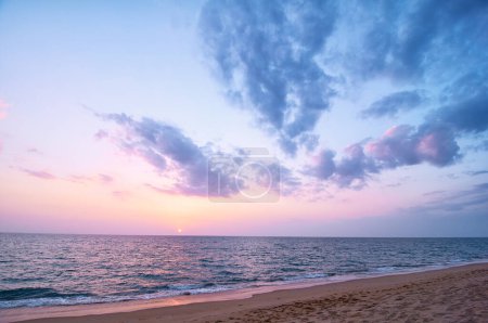 Téléchargez les photos : Beau paysage marin avec ciel nuageux. Coucher de soleil sur la plage. - en image libre de droit