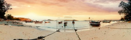 Téléchargez les photos : Beau paysage avec bateau traditionnel à queue longue sur la plage. Phuket, Thaïlande. - en image libre de droit