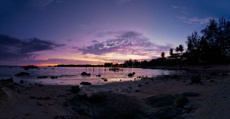 Téléchargez les photos : Beau paysage marin avec ciel coloré. Coucher de soleil et nuit sur la plage de rochers. - en image libre de droit