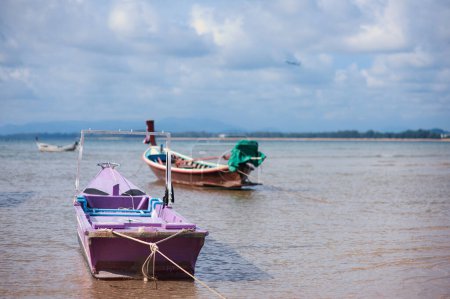 Téléchargez les photos : Voyage en Thaïlande. Paysage marin avec des bateaux de pêche traditionnels. - en image libre de droit
