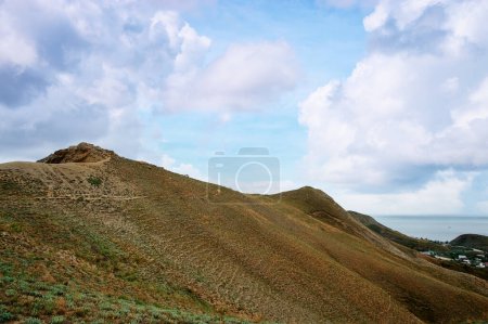 Téléchargez les photos : Paysage avec collines au bord de la mer. - en image libre de droit