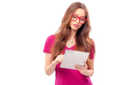 Téléchargez les photos : La beauté au travail. jeunes femmes confiantes travaillant avec une tablette numérique tout en se tenant debout sur fond blanc - en image libre de droit
